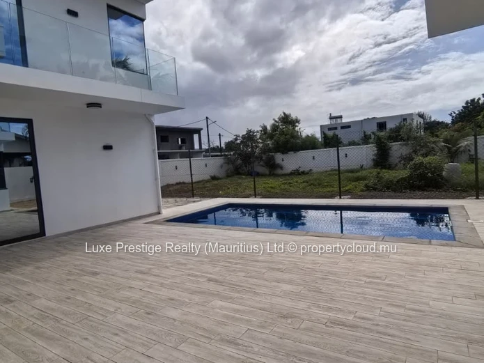 Spacious Unfurnished 5-Bedroom Villa for Rent in Bain Boeuf | Rooftop Terrace | Multiple Living Areas | Rs 125,000/month