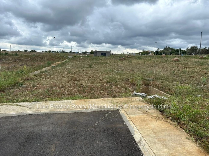 Terrain résidentiel premium à vendre à Quatre Bornes | Lotissement Pierfonds | Résidence sécurisée avec espaces verts...