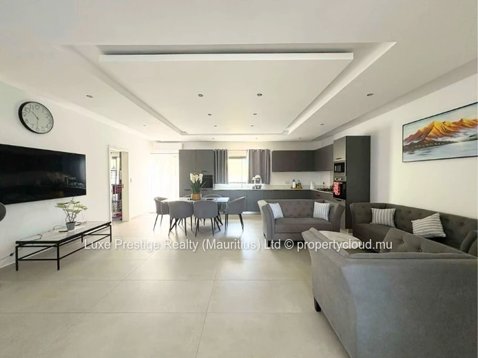 Maison neuve 3 chambres en suite avec piscine privée et énergie solaire à louer à Grand Baie | Rs 120,000 par mois