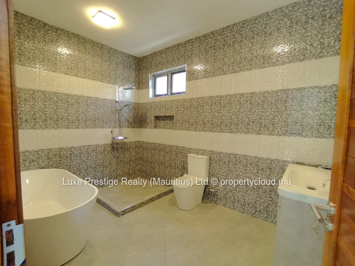 Spacious Unfurnished 5-Bedroom Villa for Rent in Bain Boeuf | Rooftop Terrace | Multiple Living Areas | Rs 125,000/month