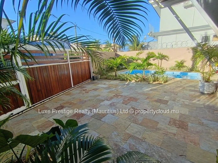Villa moderne multi-niveaux 5 chambres à vendre à Cap Malheureux | Piscine privée | Terrasse rooftop | Rs 13M
