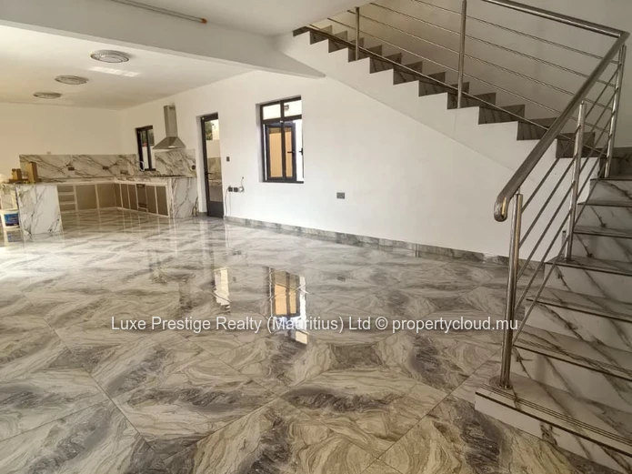 Spacious Unfurnished 5-Bedroom Villa for Rent in Bain Boeuf | Rooftop Terrace | Multiple Living Areas | Rs 125,000/month