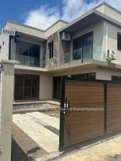 Duplex neuf 4 chambres à vendre à Grand Baie | Piscine privée & jardin | Rs 11M négociable