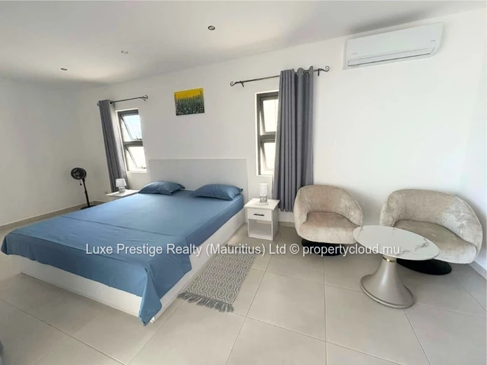Maison neuve 3 chambres en suite avec piscine privée et énergie solaire à louer à Grand Baie | Rs 120,000 par mois