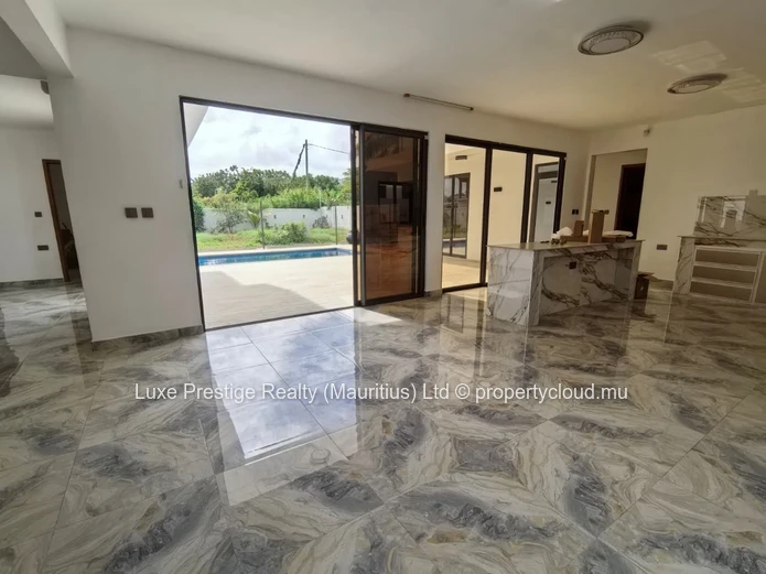 Spacious Unfurnished 5-Bedroom Villa for Rent in Bain Boeuf | Rooftop Terrace | Multiple Living Areas | Rs 125,000/month