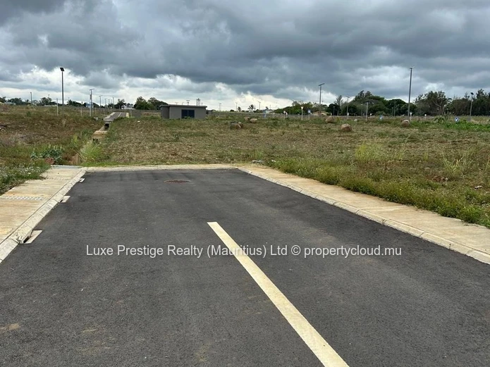 Terrain résidentiel premium à vendre à Quatre Bornes | Lotissement Pierfonds | Résidence sécurisée avec espaces verts...