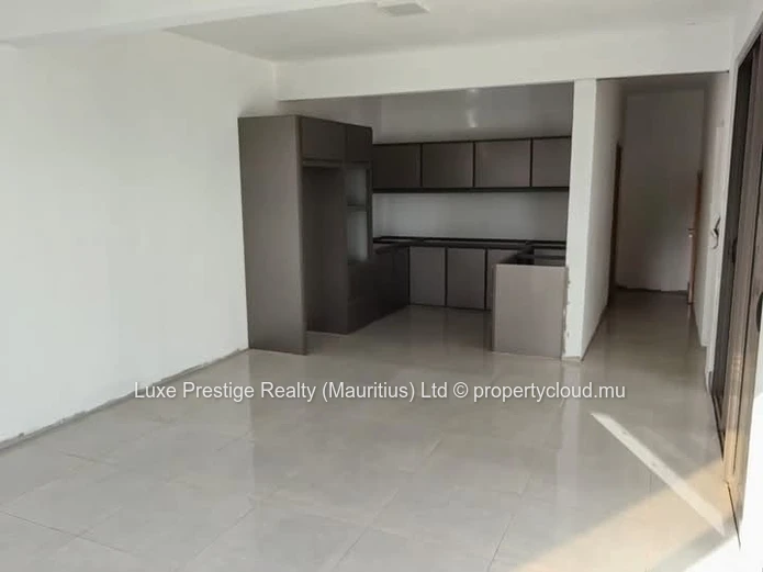 Duplex neuf 4 chambres à vendre à Grand Baie | Piscine privée & jardin | Rs 11M négociable