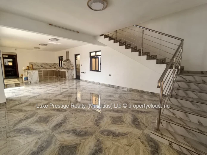 Spacious Unfurnished 5-Bedroom Villa for Rent in Bain Boeuf | Rooftop Terrace | Multiple Living Areas | Rs 125,000/month