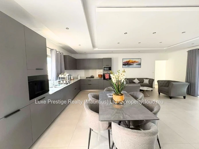 Maison neuve 3 chambres en suite avec piscine privée et énergie solaire à louer à Grand Baie | Rs 120,000 par mois