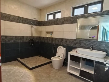 5 Bedroom Villa