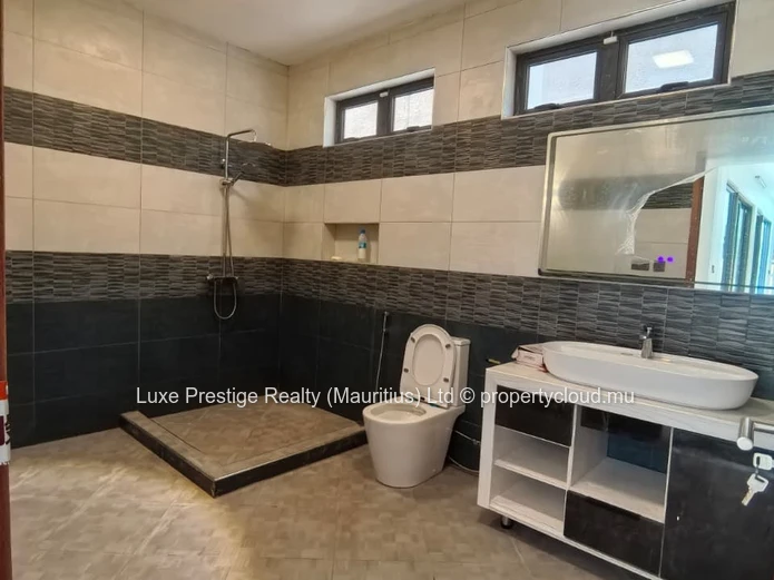 Spacious Unfurnished 5-Bedroom Villa for Rent in Bain Boeuf | Rooftop Terrace | Multiple Living Areas | Rs 125,000/month