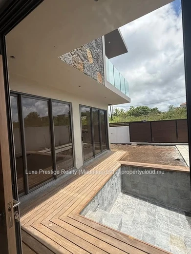 Duplex neuf 4 chambres à vendre à Grand Baie | Piscine privée & jardin | Rs 11M négociable
