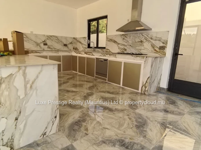 Spacious Unfurnished 5-Bedroom Villa for Rent in Bain Boeuf | Rooftop Terrace | Multiple Living Areas | Rs 125,000/month