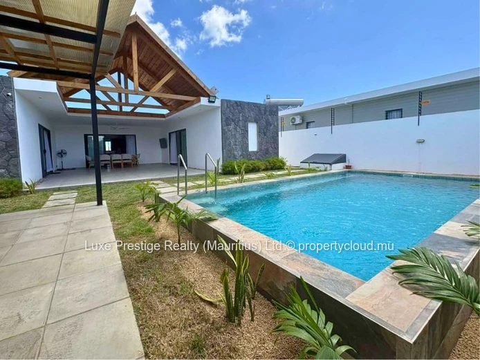 Maison neuve 3 chambres en suite avec piscine privée et énergie solaire à louer à Grand Baie | Rs 120,000 par mois