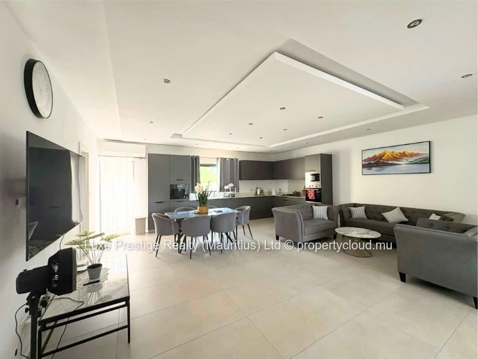 Maison neuve 3 chambres en suite avec piscine privée et énergie solaire à louer à Grand Baie | Rs 120,000 par mois