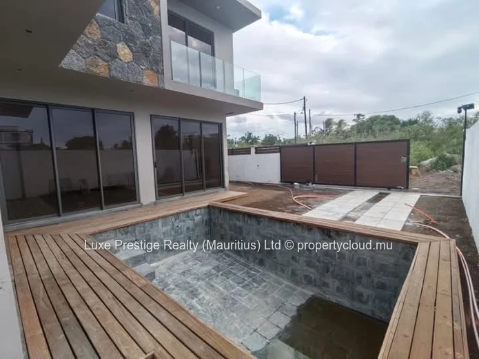 Duplex neuf 4 chambres à vendre à Grand Baie | Piscine privée & jardin | Rs 11M négociable