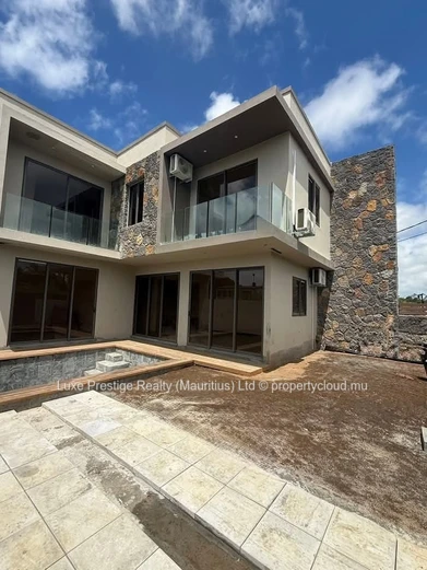 Duplex neuf 4 chambres à vendre à Grand Baie | Piscine privée & jardin | Rs 11M négociable
