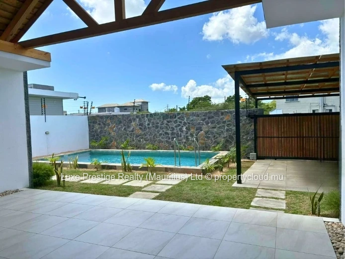 Maison neuve 3 chambres en suite avec piscine privée et énergie solaire à louer à Grand Baie | Rs 120,000 par mois