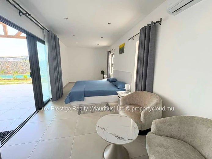 Maison neuve 3 chambres en suite avec piscine privée et énergie solaire à louer à Grand Baie | Rs 120,000 par mois