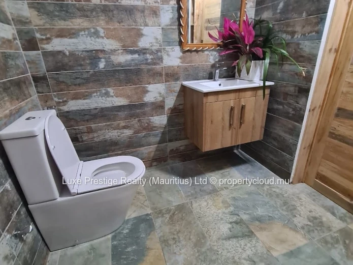 Maison rénovée 3 chambres meublée à louer à Roches Noires | Rs 33,000/mois | 5 min de la plage