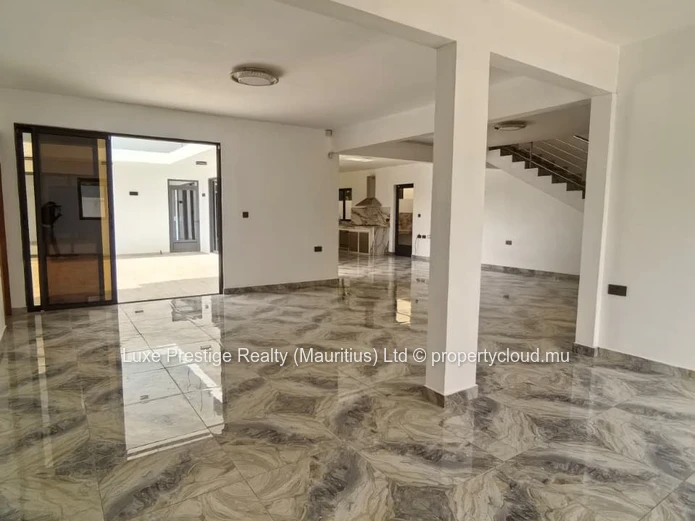 Spacious Unfurnished 5-Bedroom Villa for Rent in Bain Boeuf | Rooftop Terrace | Multiple Living Areas | Rs 125,000/month