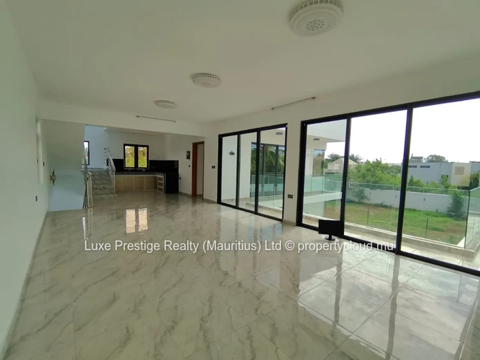Spacious Unfurnished 5-Bedroom Villa for Rent in Bain Boeuf | Rooftop Terrace | Multiple Living Areas | Rs 125,000/month