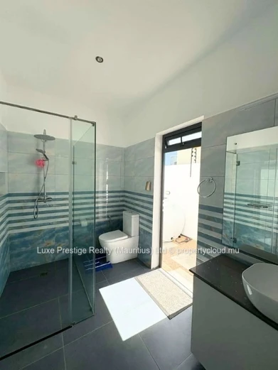 Maison neuve 3 chambres en suite avec piscine privée et énergie solaire à louer à Grand Baie | Rs 120,000 par mois