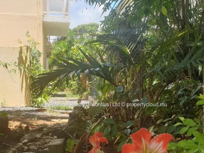 Maison rénovée 3 chambres meublée à louer à Roches Noires | Rs 33,000/mois | 5 min de la plage