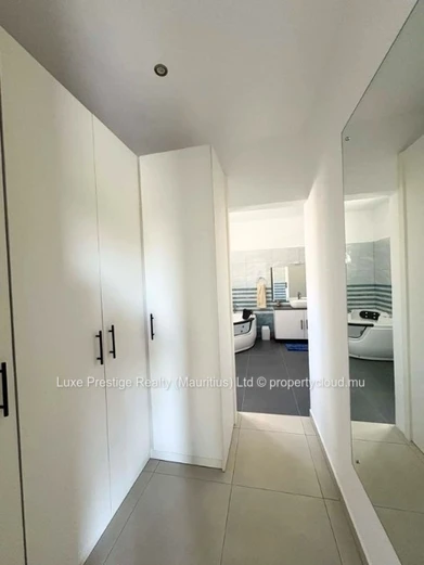 Maison neuve 3 chambres en suite avec piscine privée et énergie solaire à louer à Grand Baie | Rs 120,000 par mois