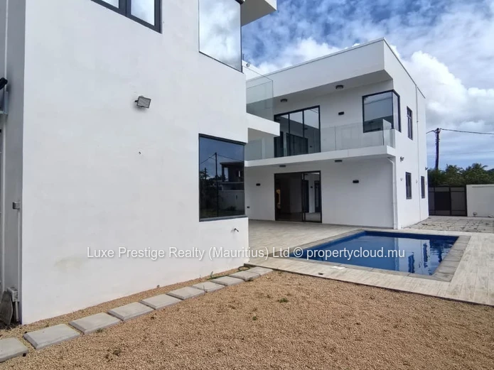 Spacious Unfurnished 5-Bedroom Villa for Rent in Bain Boeuf | Rooftop Terrace | Multiple Living Areas | Rs 125,000/month