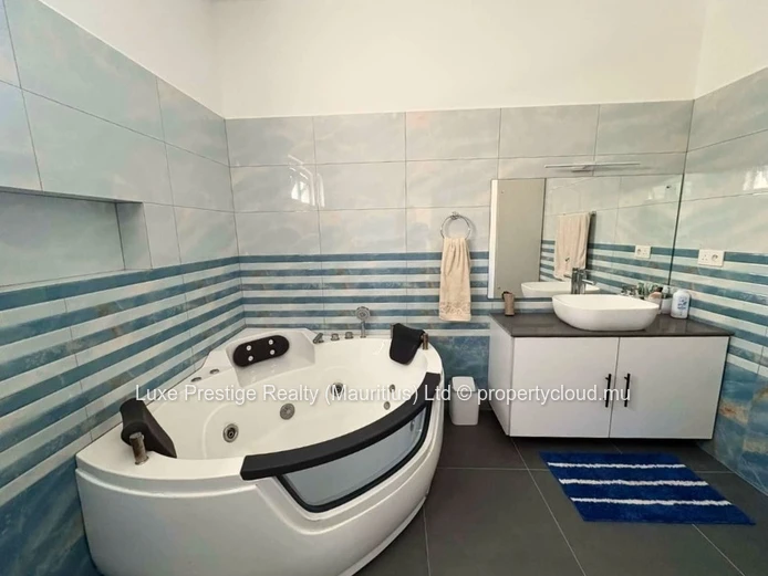 Maison neuve 3 chambres en suite avec piscine privée et énergie solaire à louer à Grand Baie | Rs 120,000 par mois