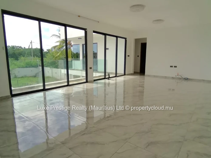 Spacious Unfurnished 5-Bedroom Villa for Rent in Bain Boeuf | Rooftop Terrace | Multiple Living Areas | Rs 125,000/month