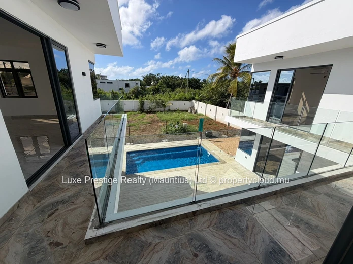 Spacious Unfurnished 5-Bedroom Villa for Rent in Bain Boeuf | Rooftop Terrace | Multiple Living Areas | Rs 125,000/month