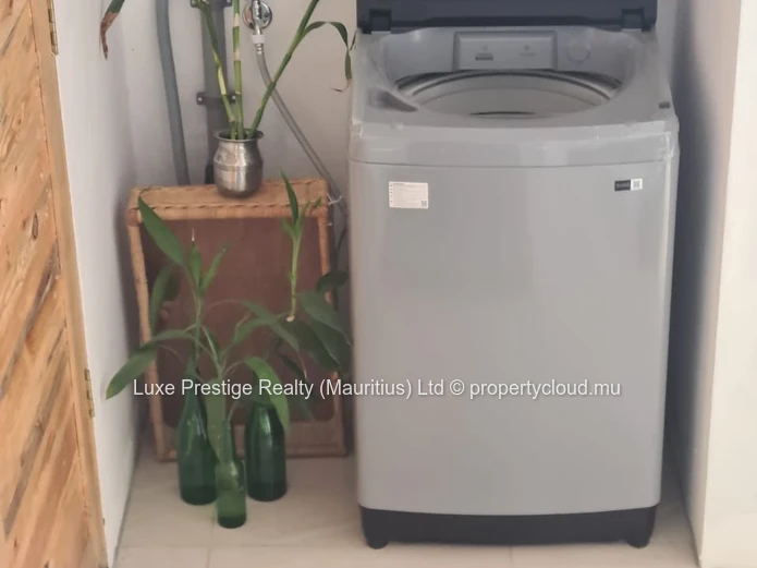 Maison rénovée 3 chambres meublée à louer à Roches Noires | Rs 33,000/mois | 5 min de la plage
