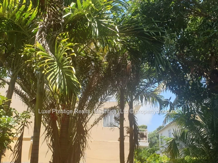 Maison rénovée 3 chambres meublée à louer à Roches Noires | Rs 33,000/mois | 5 min de la plage