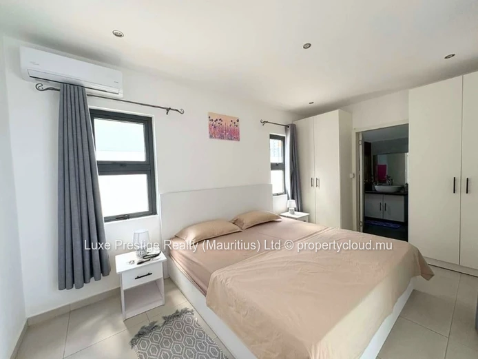 Maison neuve 3 chambres en suite avec piscine privée et énergie solaire à louer à Grand Baie | Rs 120,000 par mois