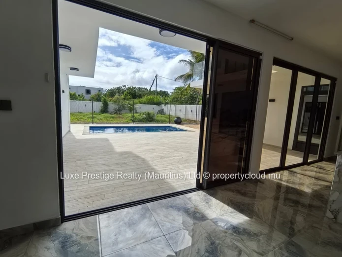 Spacious Unfurnished 5-Bedroom Villa for Rent in Bain Boeuf | Rooftop Terrace | Multiple Living Areas | Rs 125,000/month