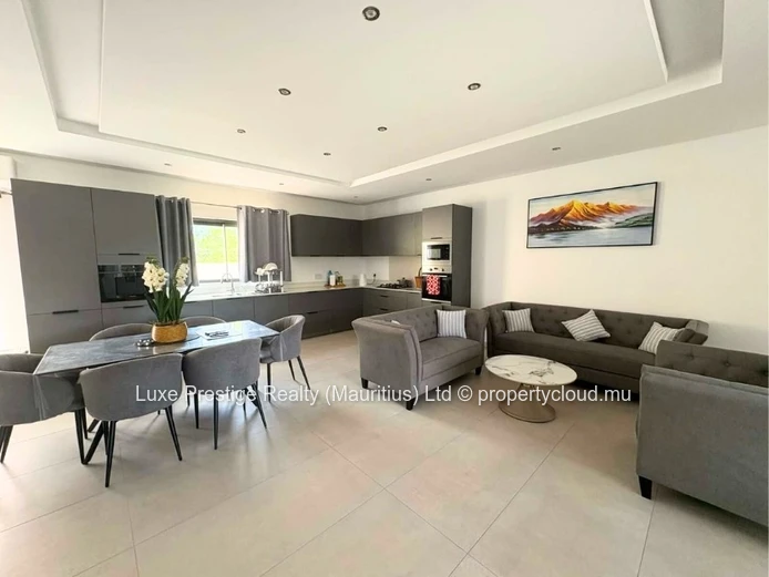 Maison neuve 3 chambres en suite avec piscine privée et énergie solaire à louer à Grand Baie | Rs 120,000 par mois