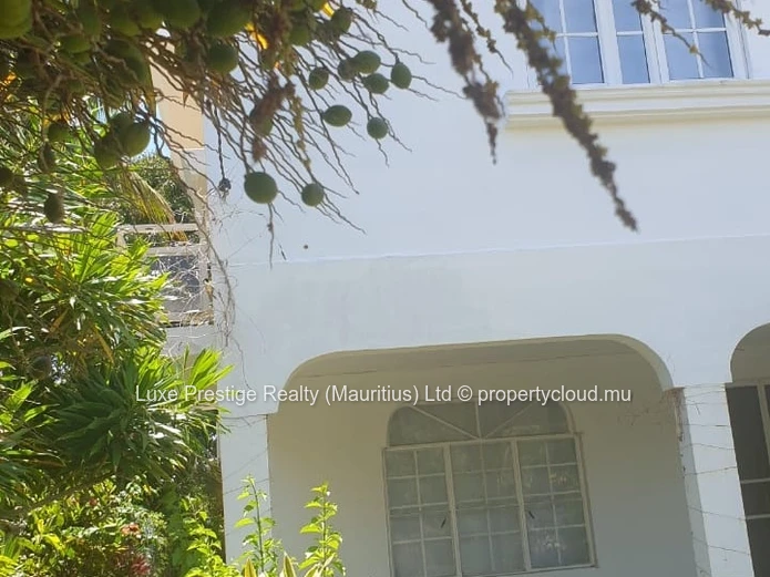 Maison rénovée 3 chambres meublée à louer à Roches Noires | Rs 33,000/mois | 5 min de la plage