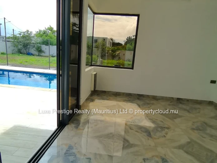 Spacious Unfurnished 5-Bedroom Villa for Rent in Bain Boeuf | Rooftop Terrace | Multiple Living Areas | Rs 125,000/month