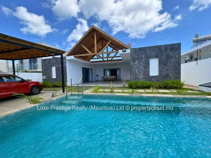 Maison neuve 3 chambres en suite avec piscine privée et énergie solaire à louer à Grand Baie | Rs 120,000 par mois