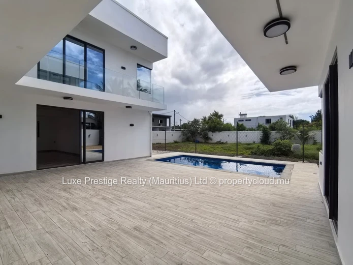 Spacious Unfurnished 5-Bedroom Villa for Rent in Bain Boeuf | Rooftop Terrace | Multiple Living Areas | Rs 125,000/month