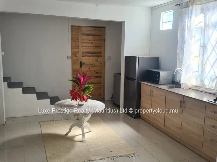 Maison rénovée 3 chambres meublée à louer à Roches Noires | Rs 33,000/mois | 5 min de la plage