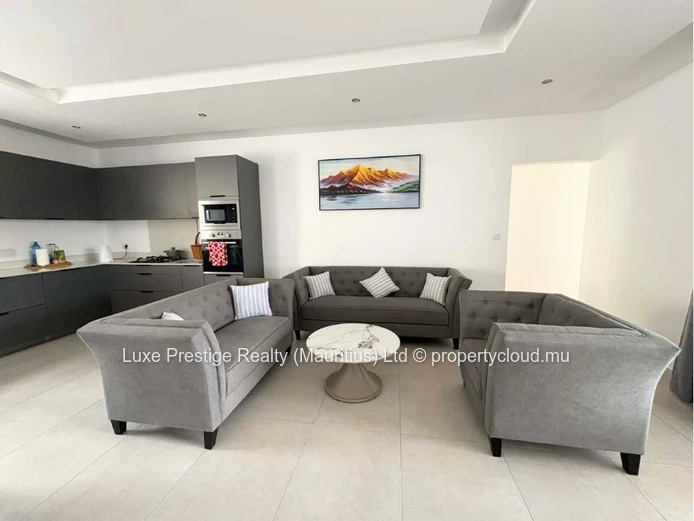 Maison neuve 3 chambres en suite avec piscine privée et énergie solaire à louer à Grand Baie | Rs 120,000 par mois